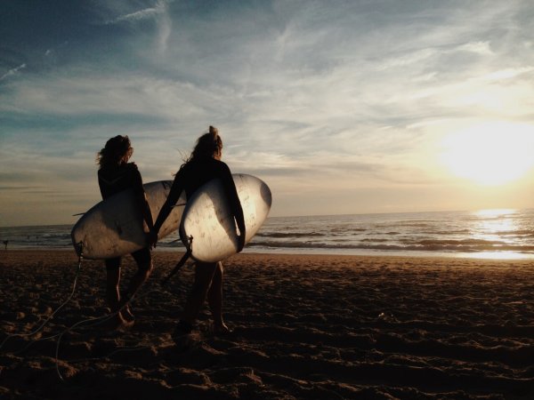 2 Surfer beim Sonnenuntergang