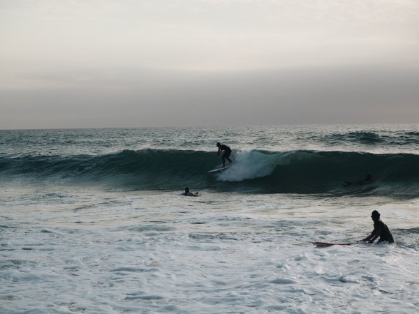 grüne Welle mit Surfer